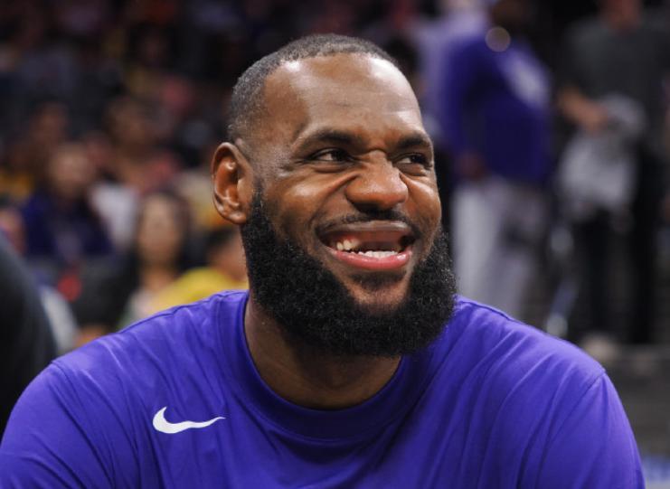 还是那个超巨，詹姆斯给年轻的火箭上了一课詹姆斯全场比赛15中9，拿到19分8