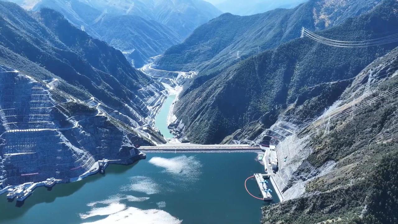 美国彻底没想到！中国耗时十余年、砸下664亿，在高原打造超级“巨型充电宝”