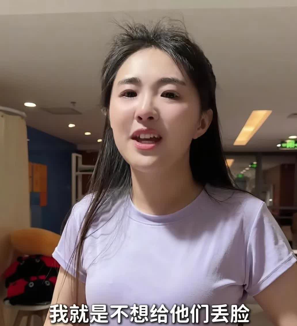 镜头一转，央视主持人王宁“大血净”的热议还没消停，女儿王逸宸的词条也登上热搜了。