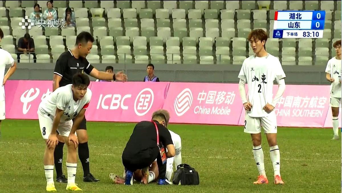 “中乙都混不上，明年踢啥？”全运会刚被绝杀，山东U20就被自家球迷怼到脸上。