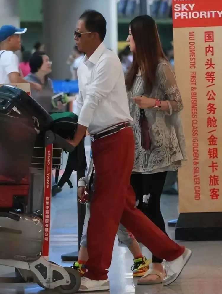 王志文越老越潮！连名模妻子也黯然失色。