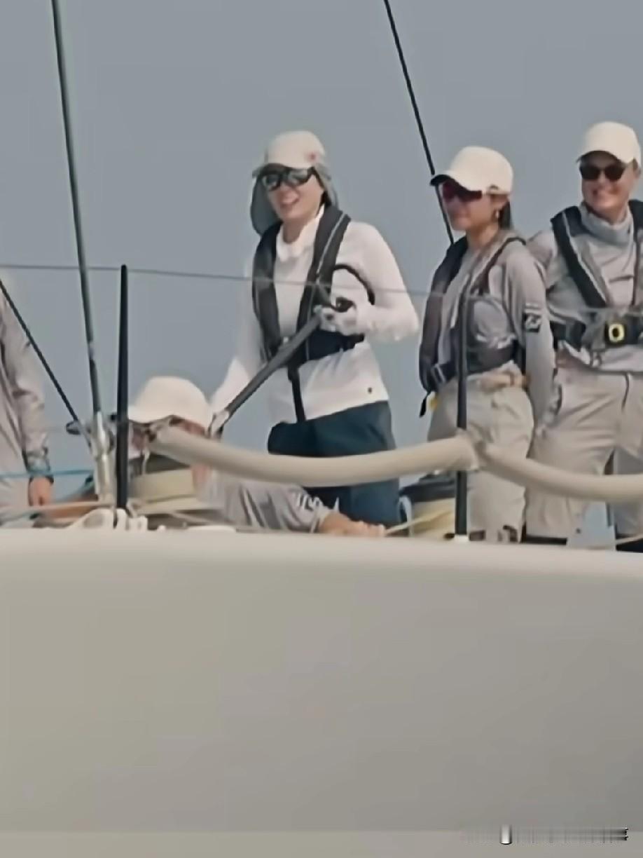 如今看来泰国泰王审美偏“酷感型”,和查尔斯一样爱运动挂,不喜欢娇弱美人,余娃希