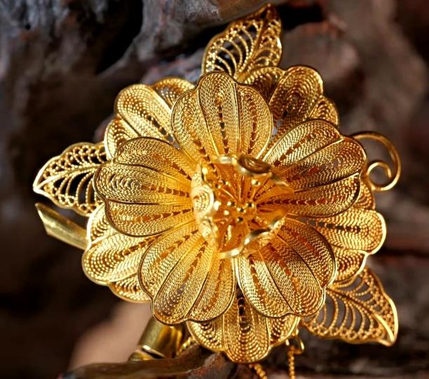 逛博物馆的时候，你是否见过一种让人大气不敢喘的古代首饰，细如发丝的金银丝缠绕出繁