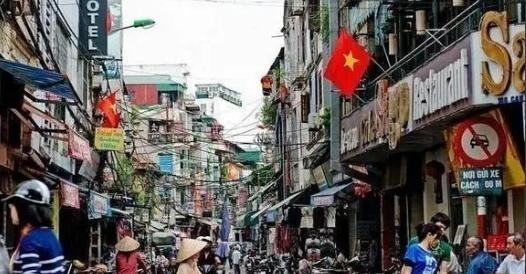 一个美国网民发帖：“我刚在中国待了两周。开始的时候我以为我们完蛋了，但是当我回到