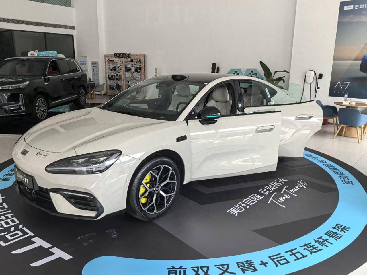 实拍吉利银河TT：20万级纯电轿跑，配置卷到没朋友？最近，吉利银河TT实车到店