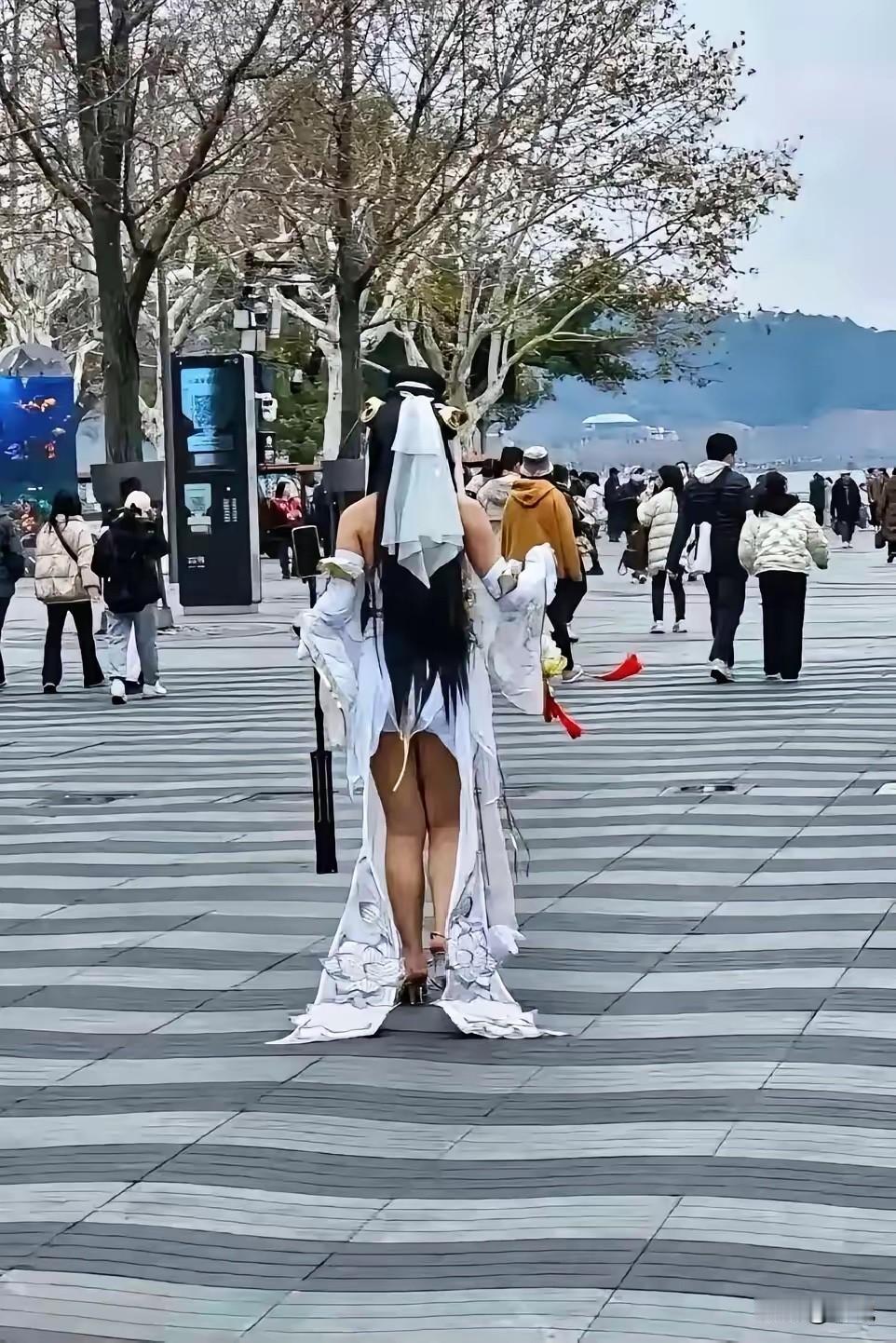 大冬天的，为了博流量也是拼了，这是在直播还是为了拍照片？