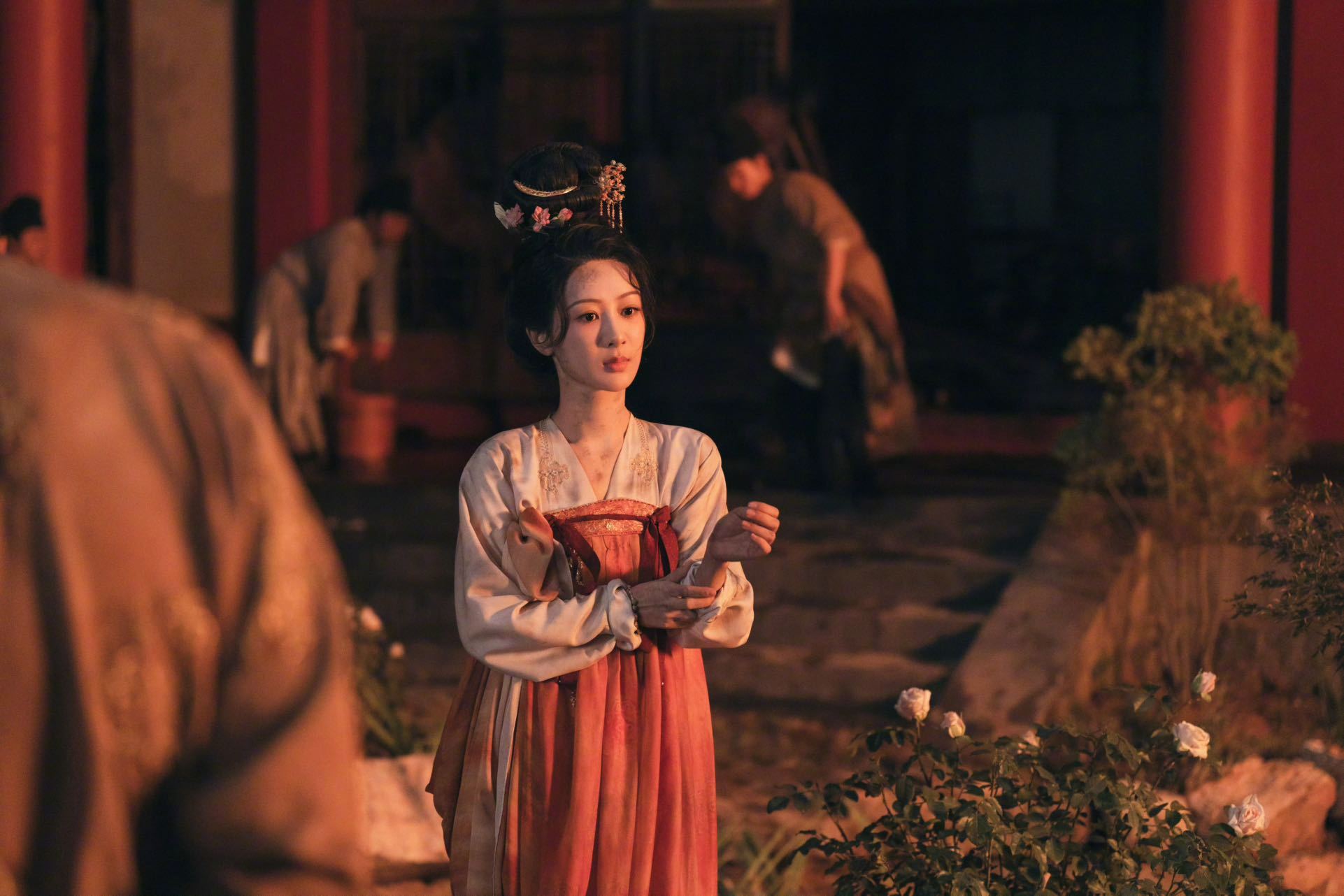 这个杨紫好会演 还得是杨紫！《锦绣芳华》开局就把我死死砸进了何惟芳的坑里，这个杨