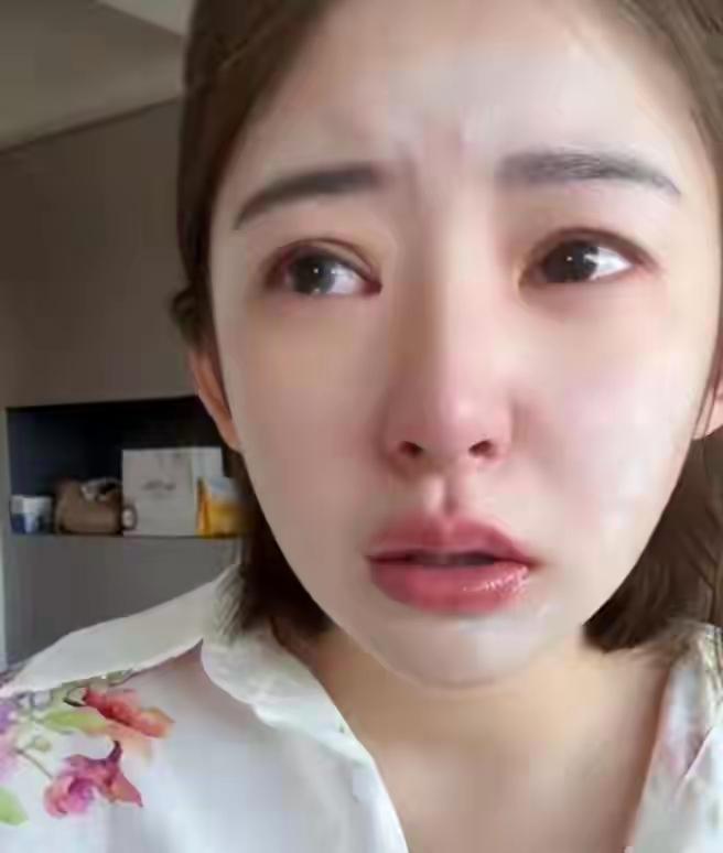 黄一鸣和闪闪着实太难了。黄一鸣成长于单亲家庭，她心地太过善良，才会被闪闪的爸