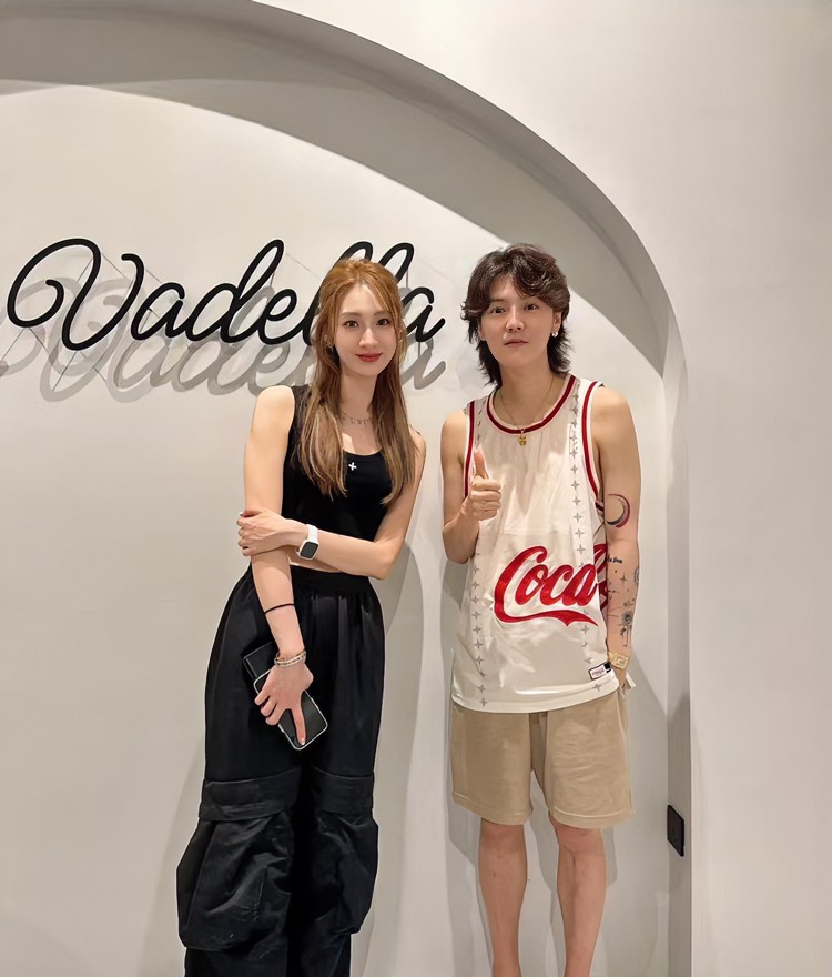 谁要是再说鹿晗矮我第一个不答应我女朋友前几天在青岛看演唱会，