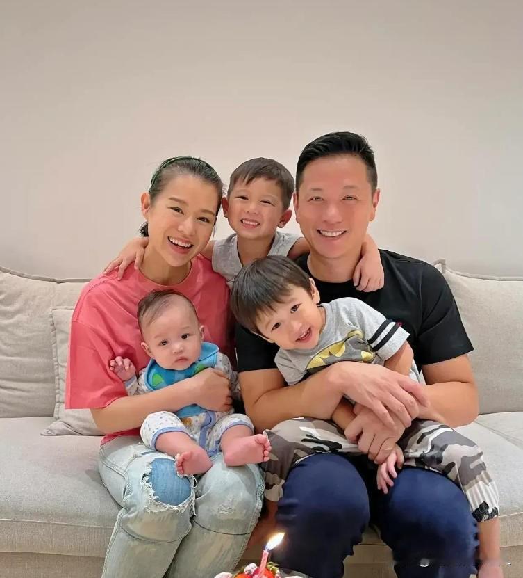 2021年，胡杏儿惊慌失措地对丈夫李乘德说:“我怀孕了，如果三胎还是个儿子怎么办