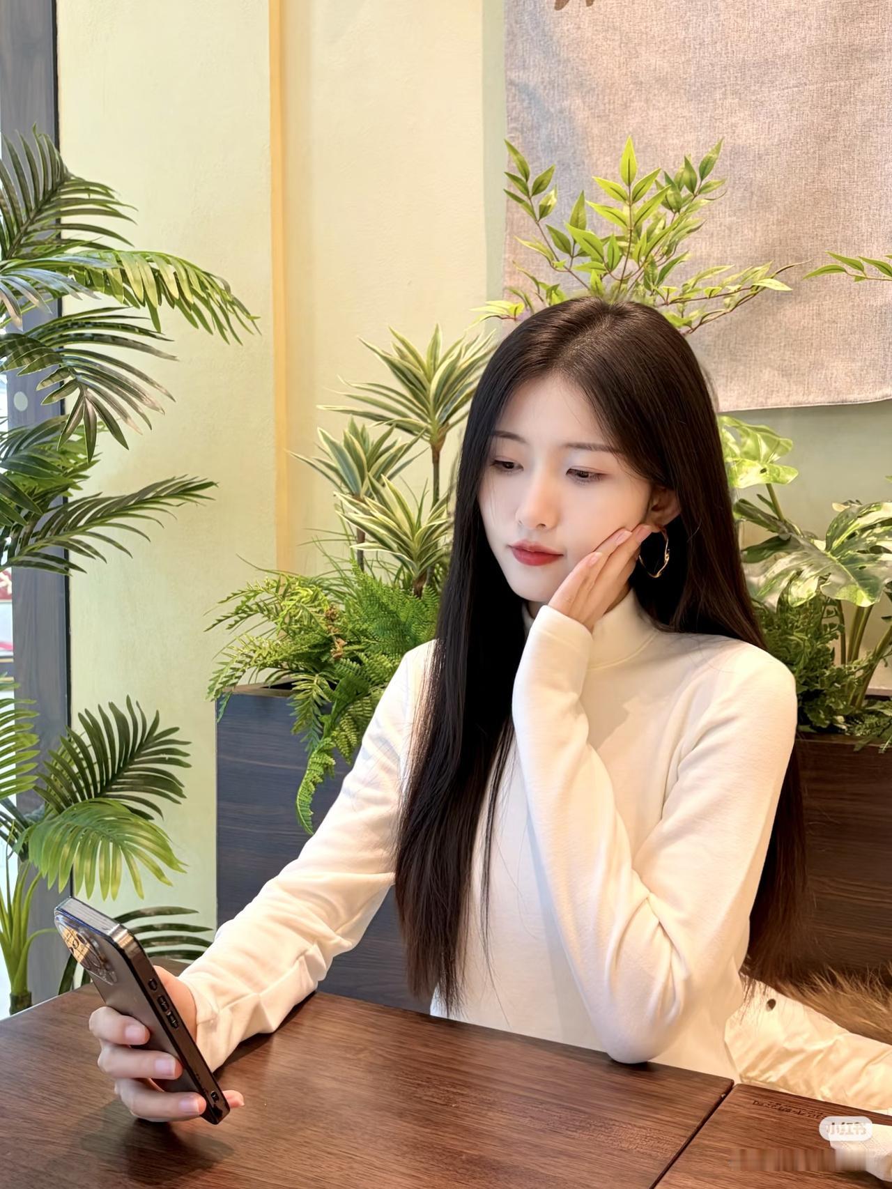 在咖啡馆享受悠闲时光，沉浸在绿植环绕的宁静中。