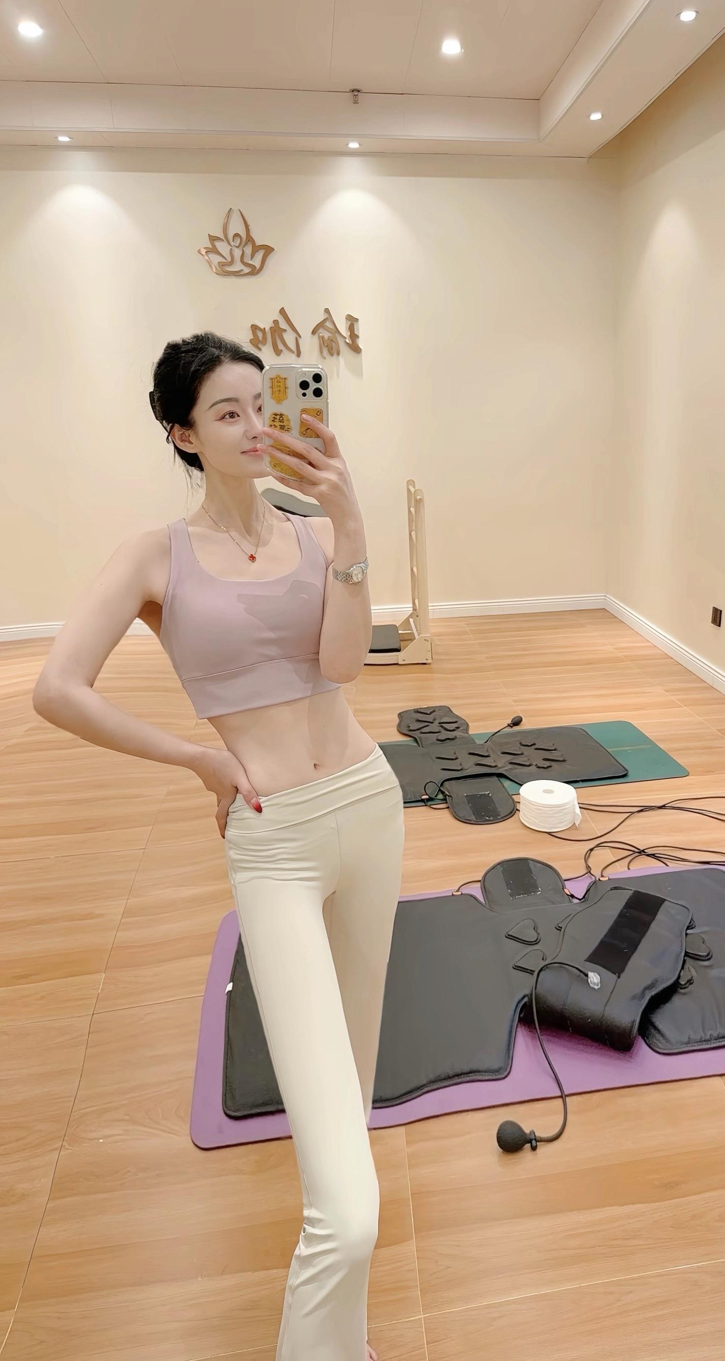 早起，坚持练习，肌肉紧致，身材线条凹凸有致，美好属于自己.