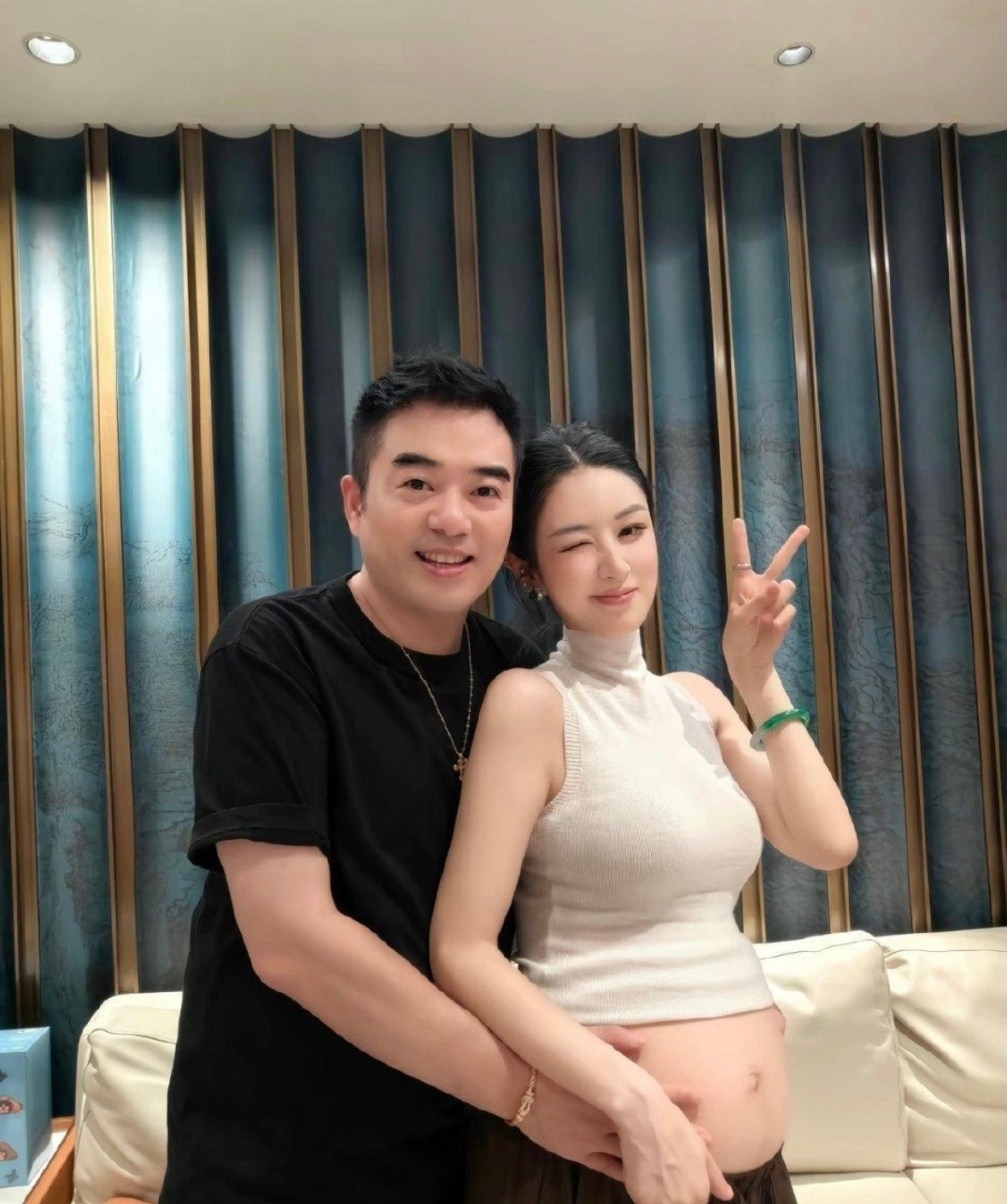 41岁薇娅怀二胎临近生产，晒出孕肚合照，老公从身后温柔环抱住孕肚，两人牵手同框氛