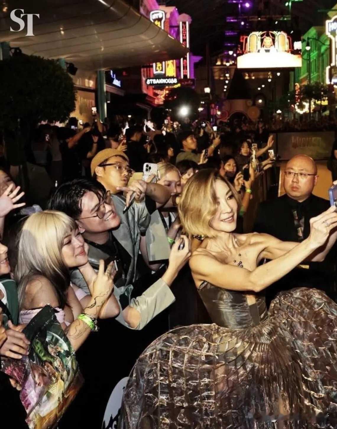 杨紫琼的裙子真的好像蘑菇，看起来不好吃的那种，杨紫琼如今在国外风生水起，她老了，