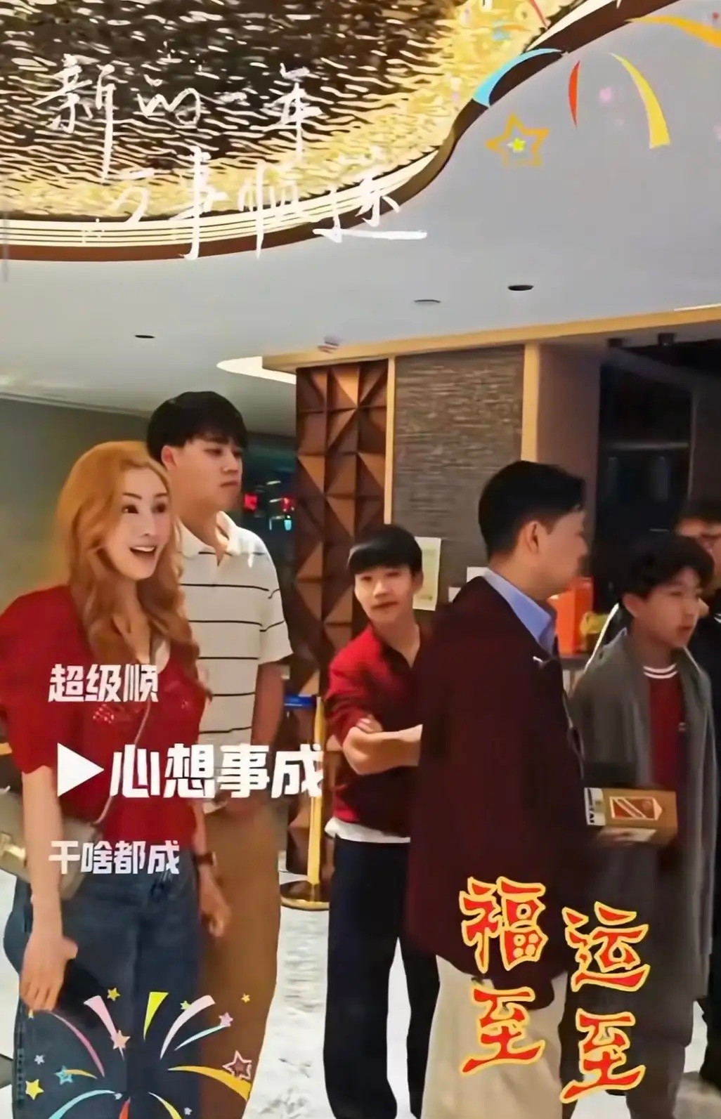 李嘉欣15岁儿子回香港过年，与父母外出拜年，身高近1.9米太瞩目！