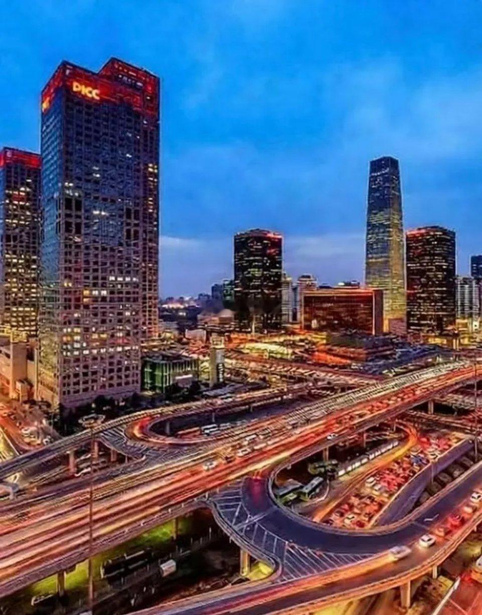 给国家上缴税收最高的八个城市：1北京：约7050亿2上海：约6300亿3深圳：约