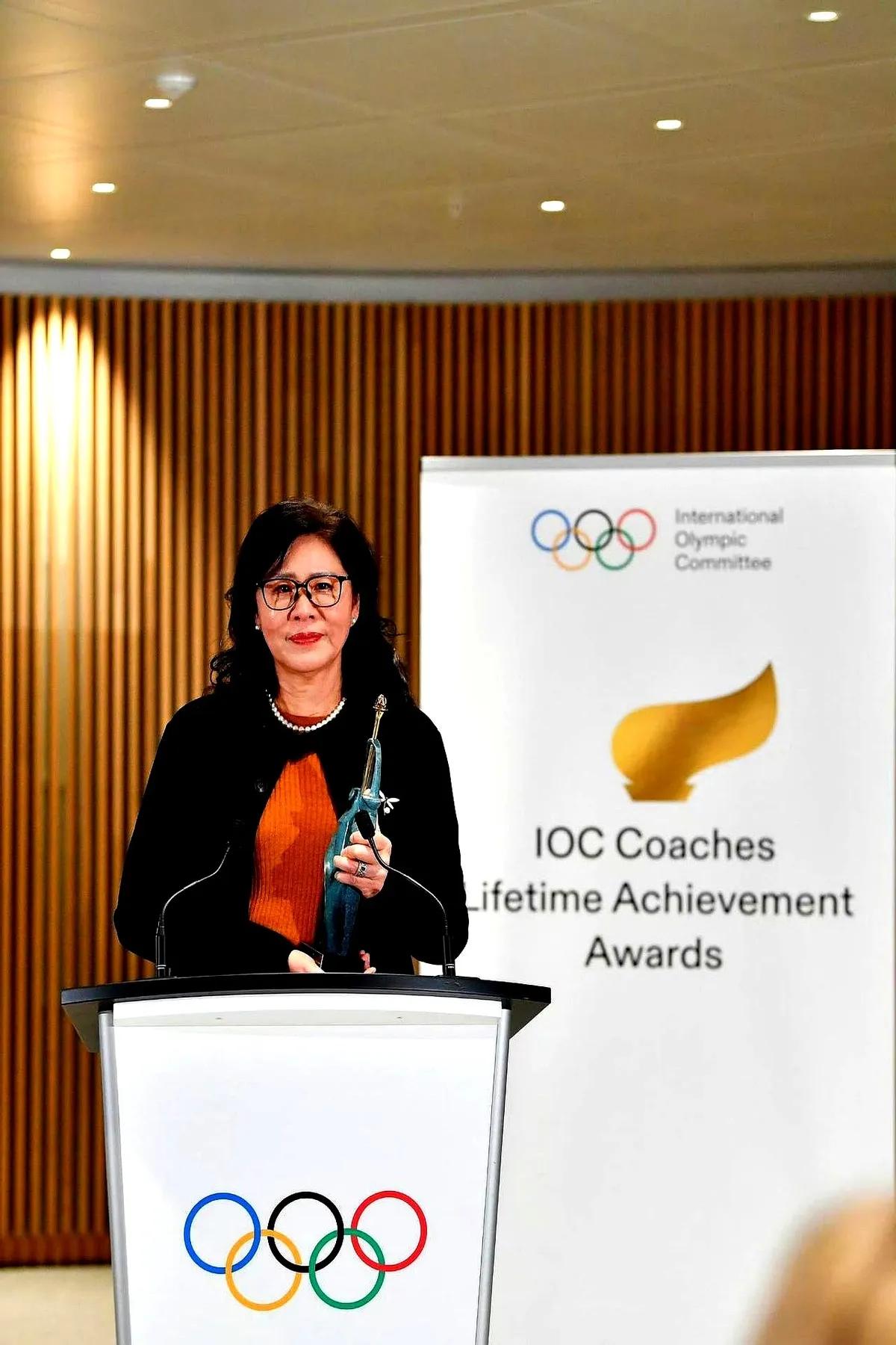 郎平获奖，女排队员们却集体沉默了。截至目前，只有朱婷和惠若琪公开发了祝福。朱