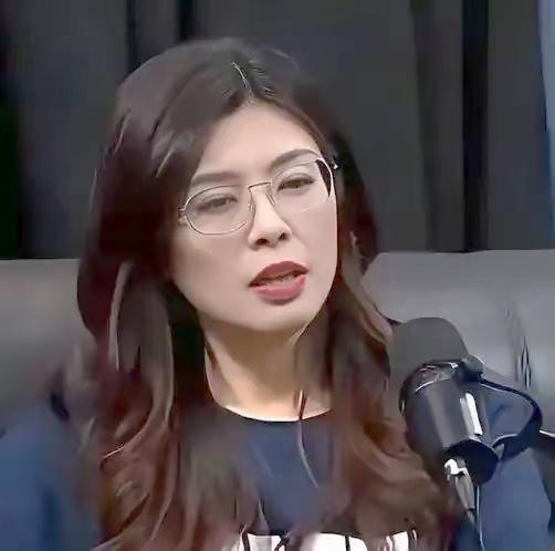 “毛主席”这三个字从国民党主席嘴里自然喊出来，真是让人恍惚了半天。郑丽文这次