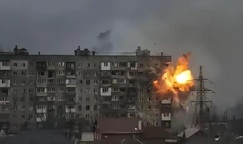 一旦战争爆发，什么东西最值钱？看看俄乌战场就知道了。战争开打后，基辅豪宅跌成白菜