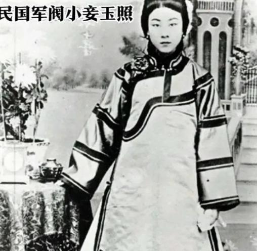1917年，40岁军阀王德庆病逝。临终前，他偷偷留给17岁小妾30万