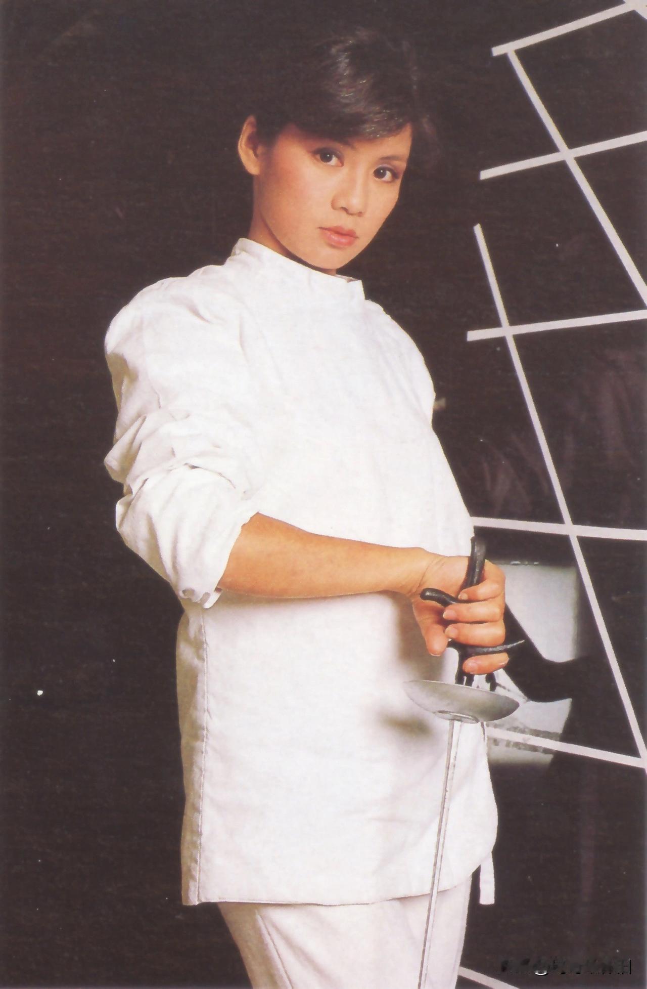 🎆永远的翁美玲👉击剑少女一身利落白衫，手握长剑，没有甜美的笑容，只有眼