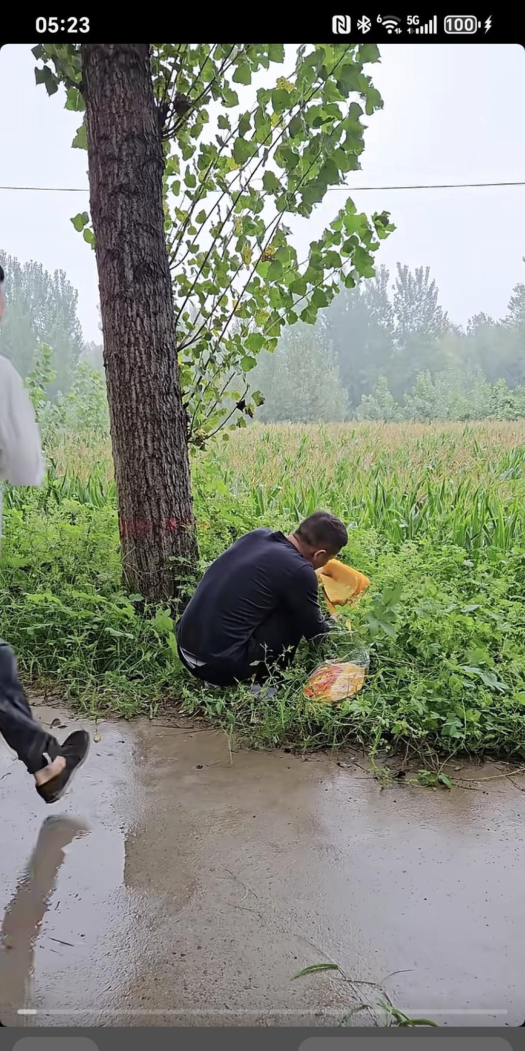 男子大白天给祖宗烧纸，突然感觉背上好似被什么东西踩了一下，整个人直接倒在了草丛里