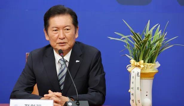 韩国共同民主党党首郑清来4日就扩大股票转让所得税征税对象的大股东范围引发党内激烈