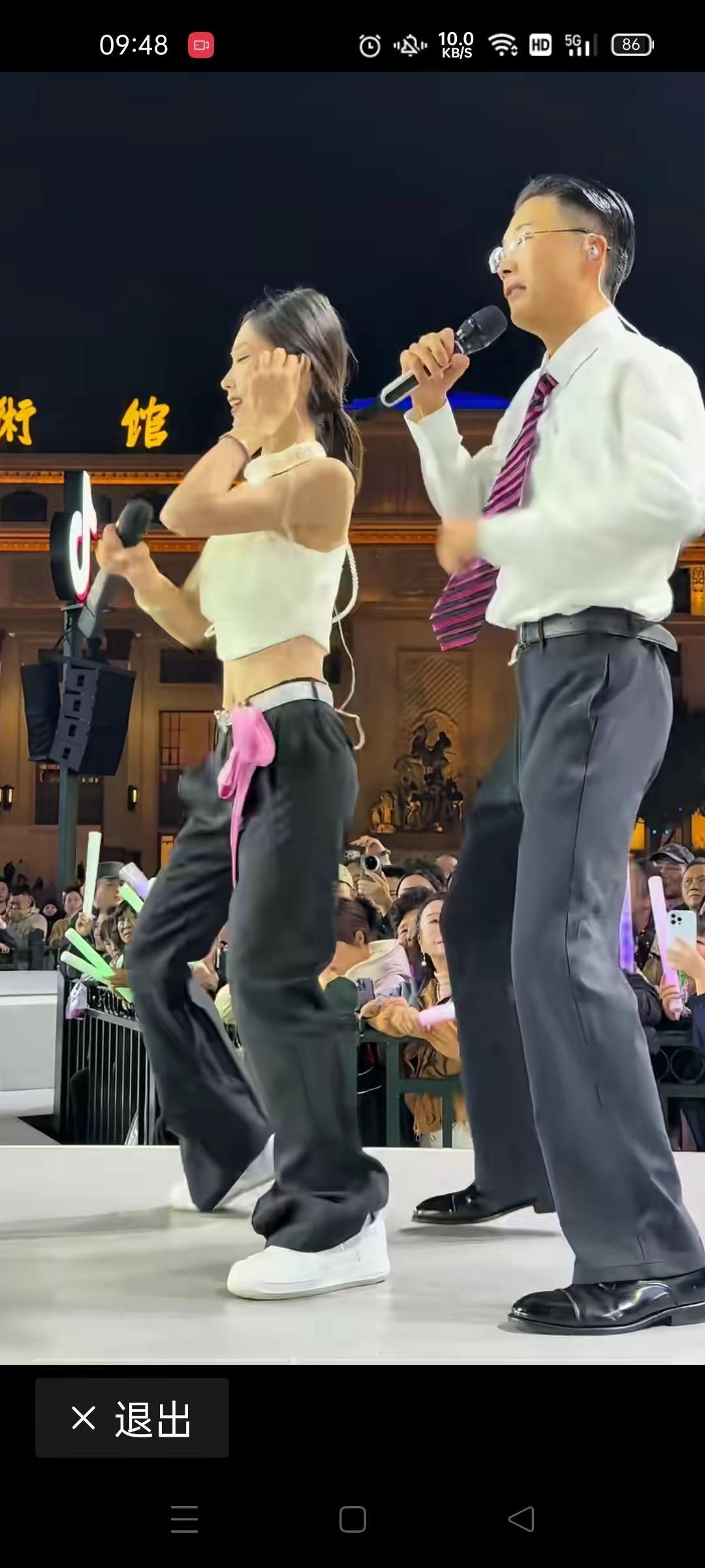 千万网红郭有才天天和美女一起唱跳，尤其是他团队的领舞者李佰万，几乎每场演出俩人都