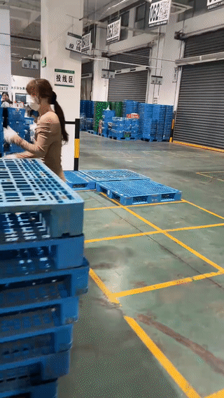 工厂里新来了一个漂亮的小姐姐。不过她看起来却非常的腼腆？看到有人过来了，她甚