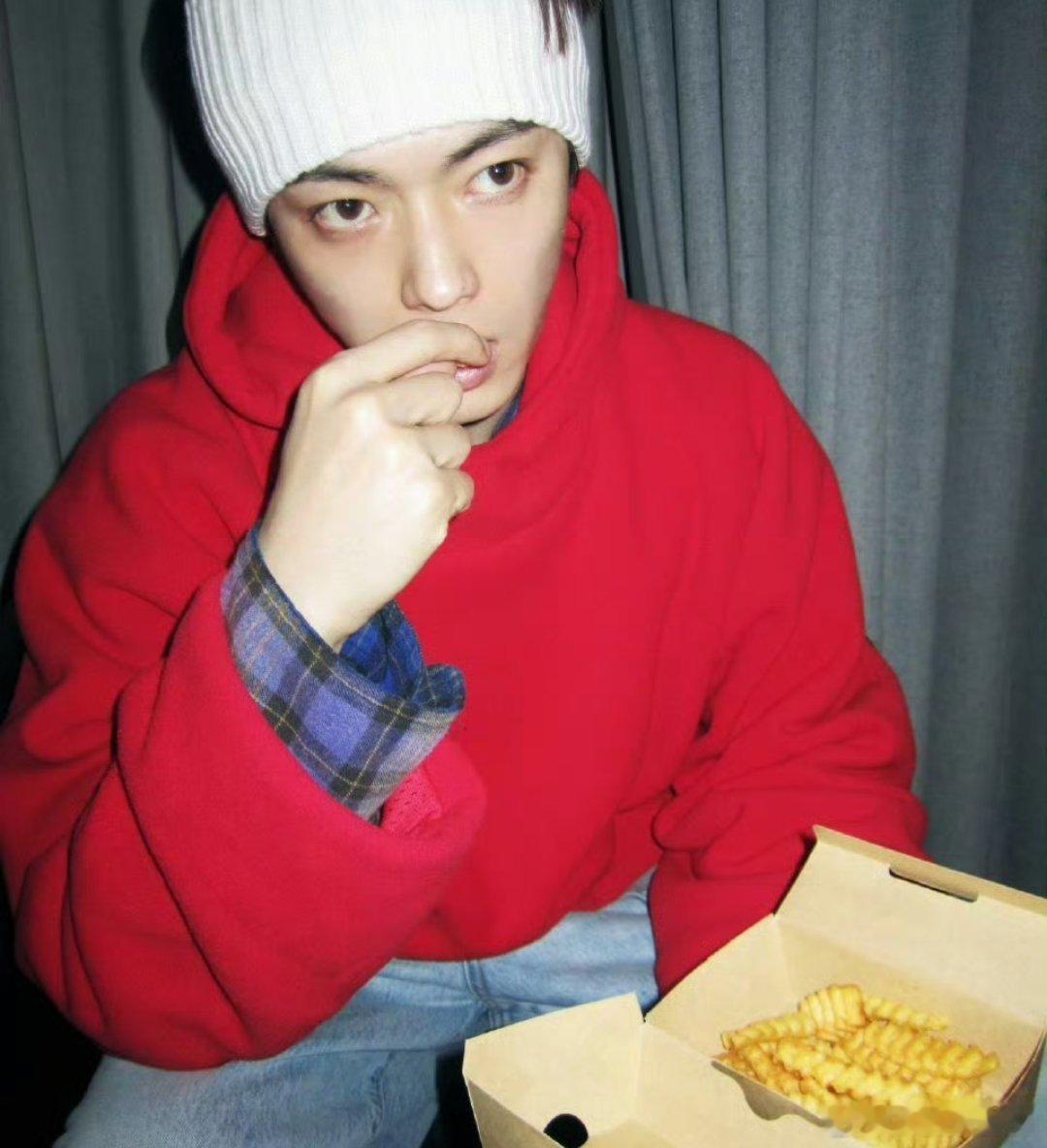 许凯营业照，一如既往帅的很稳定哈士奇狗狗