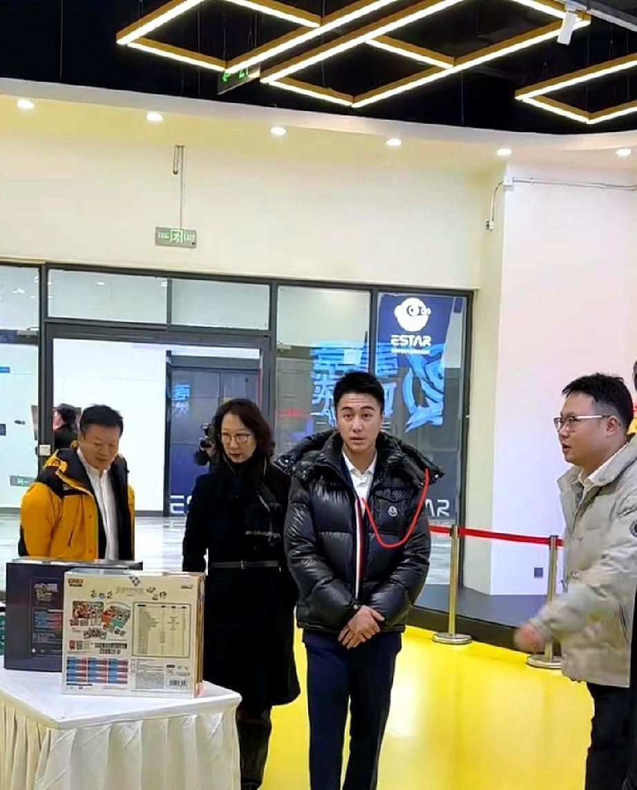 32万羽绒服排队抢4999的波司登刚上架就断货，三万二的Moncler还要