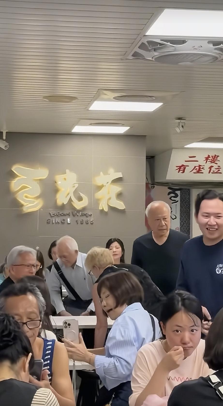 5月25日晚，黄仁勋带父母到台湾省的台北一家小店吃饭，父亲彬彬有礼，却被周围的人