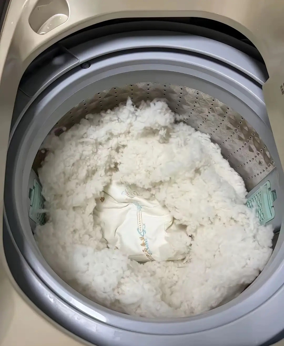 我敢打赌，99%的人会跟我一样把这个给看错，大家再仔细看第二眼，这个到底是啥？