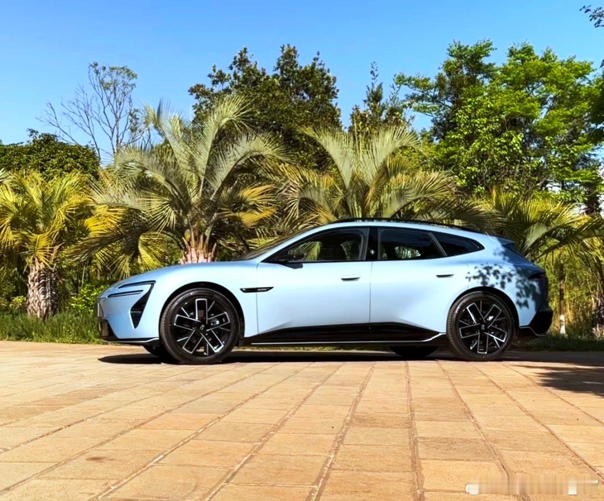 兄弟们，阿维塔06T实车也太好看了吧！在抚仙湖随便一拍都帅炸，颜值直接拉满！你们