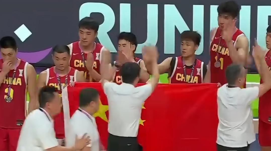 中国男篮U16亚洲杯比赛中，以五十八比八十五付于澳大利亚U16男篮再次夺得亚洲杯