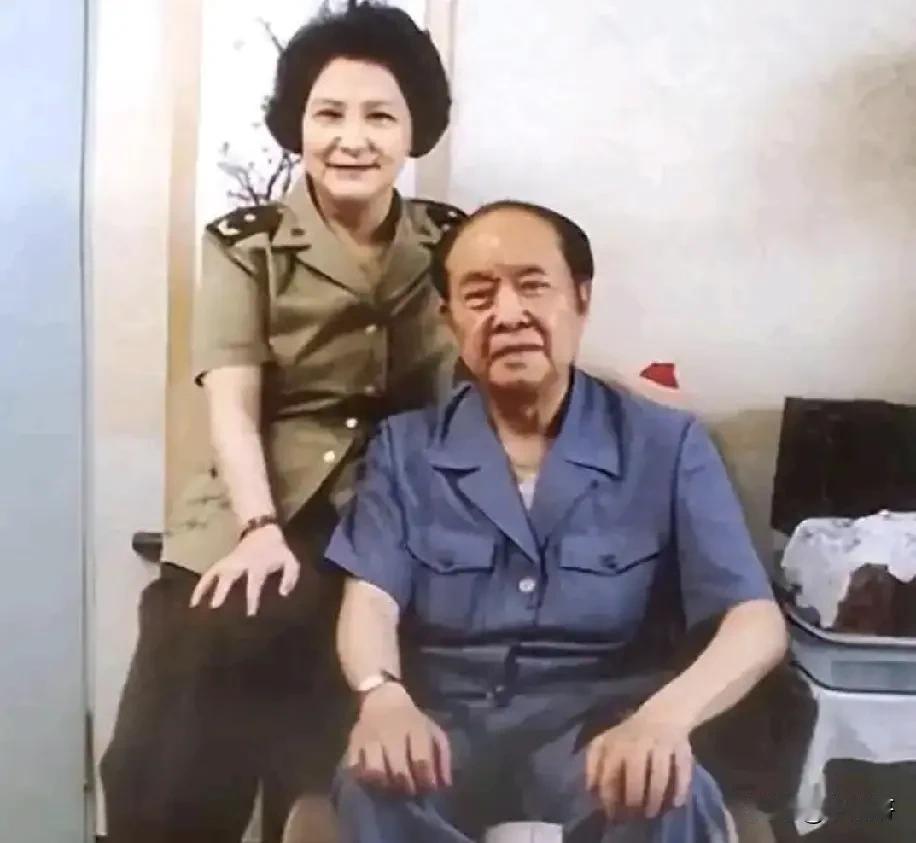 他是董存瑞团的政委，58岁重返军营，成了武警部队首任政委。身后的妻子贺捷生，是贺