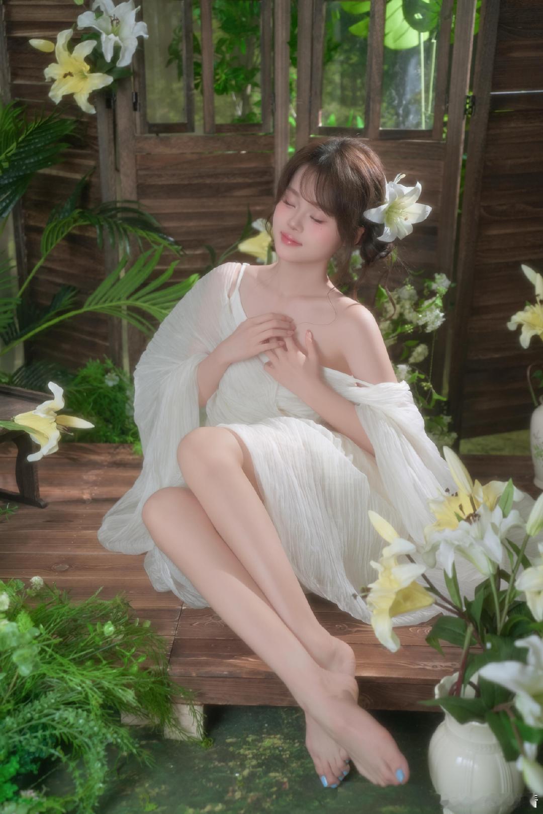 #全球精英摄影#被百合簇拥的林间秘境，一袭白裙自带柔光。把春日浪漫装进镜头，在繁花之间，做片刻温柔的