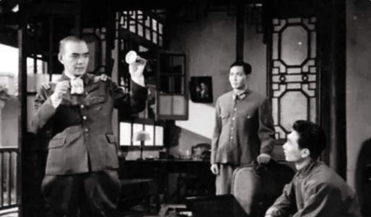 1950年，周养浩刚被押回监房，没说话，抄起小板凳就往沈醉头上砸。旁边宋希濂反应
