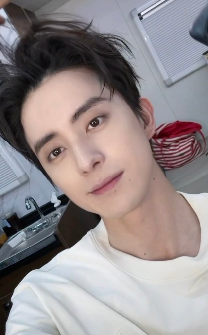 敖瑞鹏上班live自拍敖瑞鹏白T上班照敖瑞鹏白T上班照，是上班live自拍，
