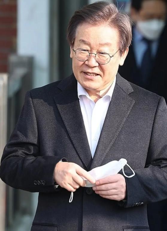 韩国这是要和中国彻底撕破脸！李在明拒绝出席中国阅兵，紧接着韩国的外交长官连着