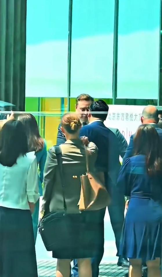 马斯克与杨元庆握手寒暄5月15日，有网友拍到特斯拉CEO马斯克和联想集董事长