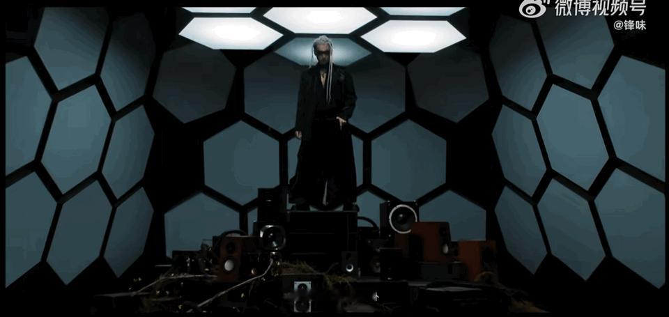 谢霆锋推倒重来MV看花絮才懂，谢霆锋在MV里藏了多少隐喻。被解救的蛇、苏醒的机