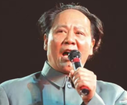 1993年，毛主席特型演员古月访问美国时，遭到台湾记者的刁难：“你什么时候来台湾