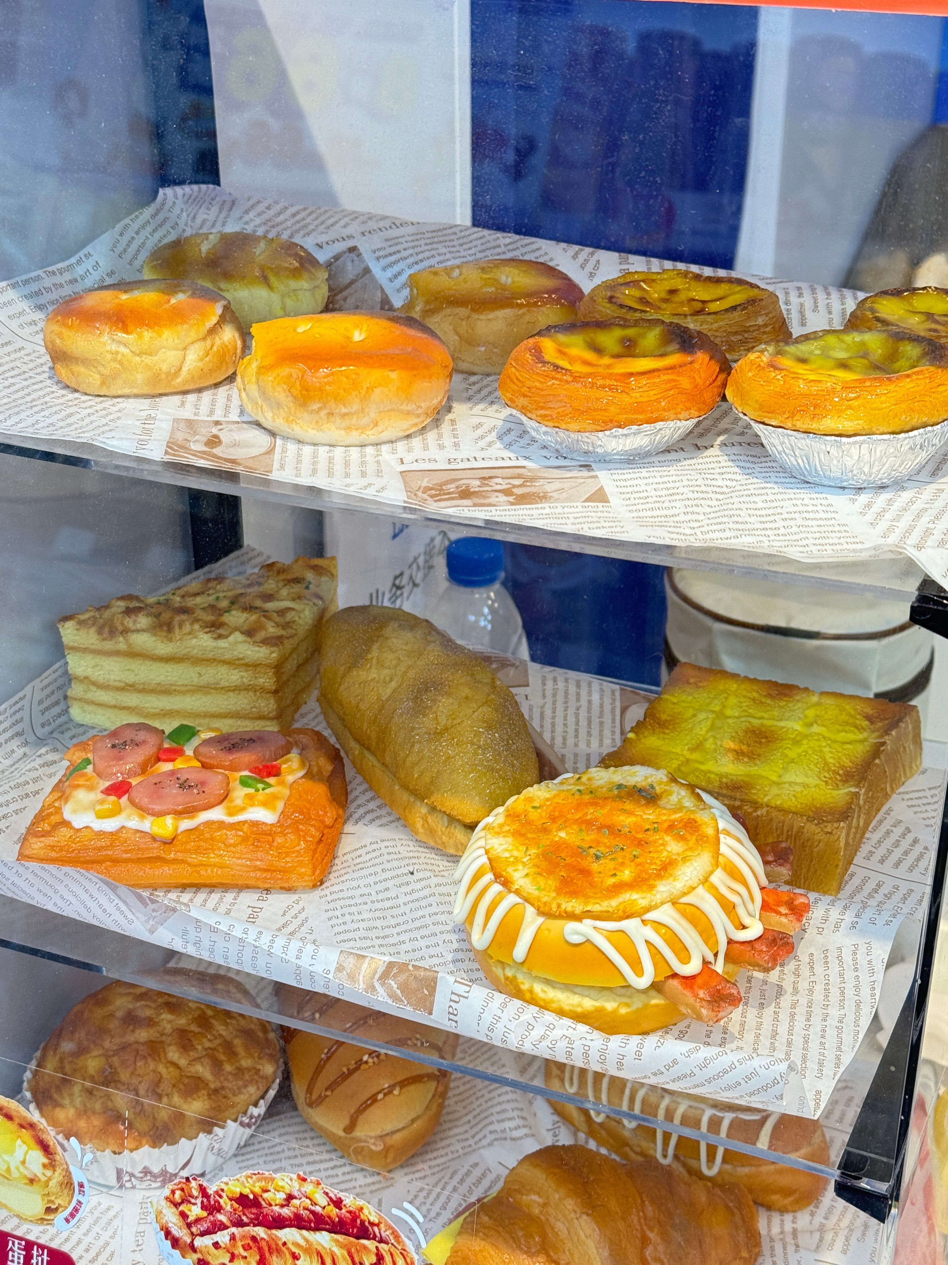 在这个柜台前看了半天，想说现在的面包做的也太像道具了吧，正想买一个店员说是道具