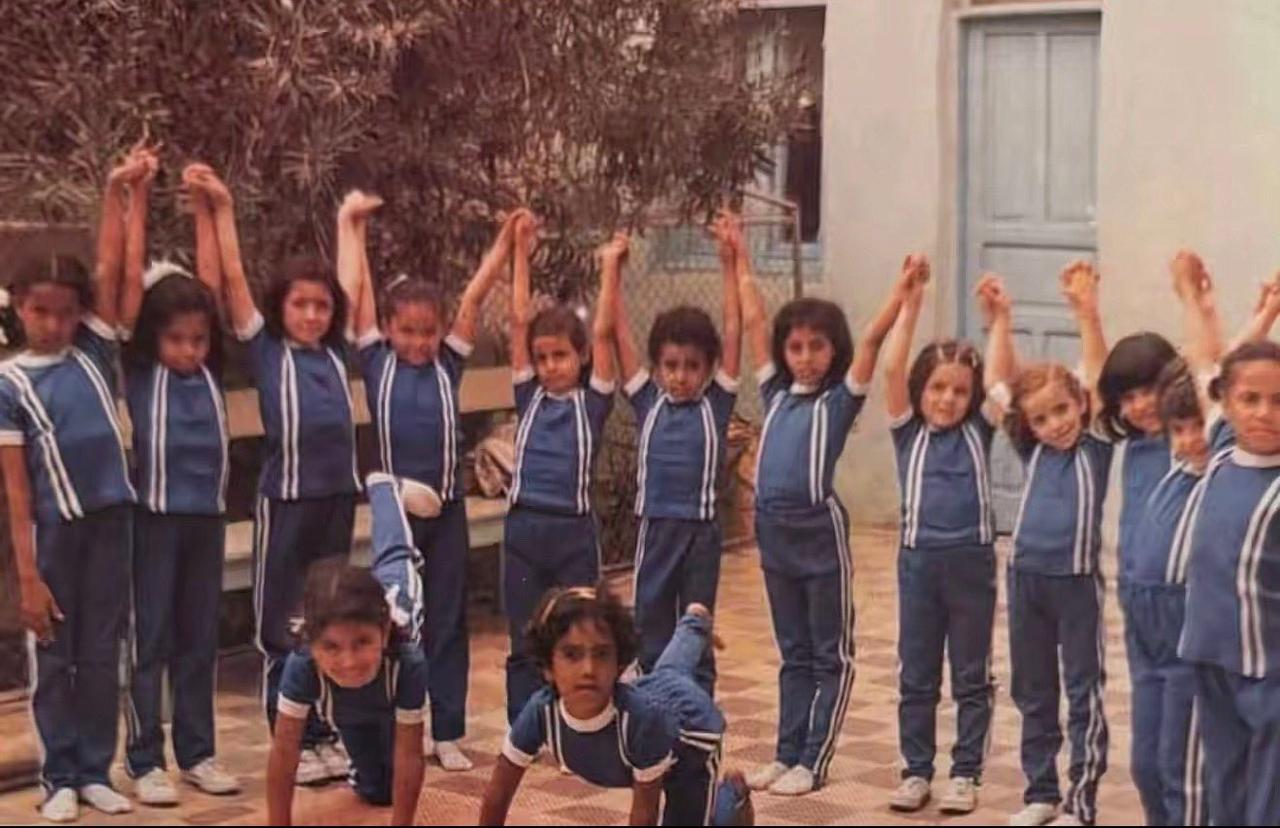 一组摄于1974年的沙特阿拉伯教室彩色照片，照片中一些男孩和女孩正在学习英文字母