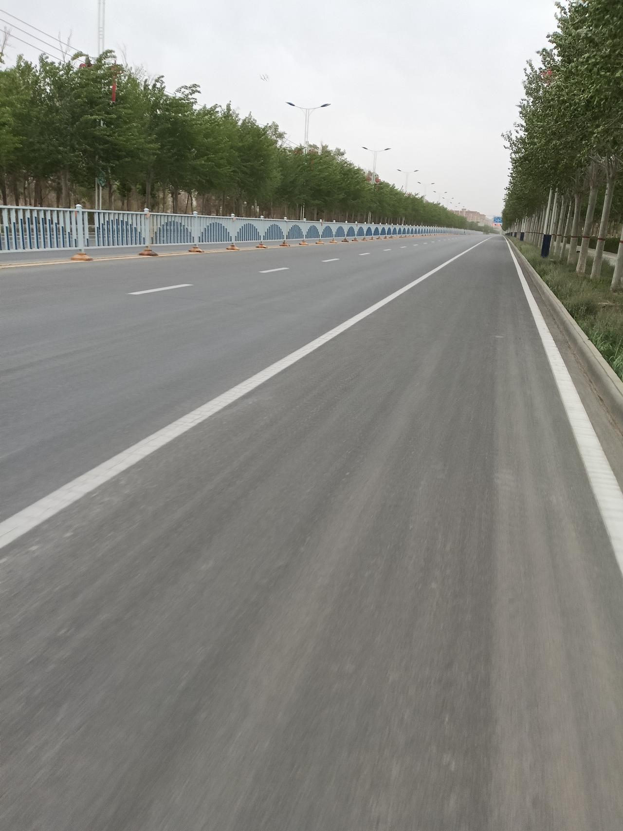 新疆我来了近期我从陕西西安乘火车过来了，一路过山川赏沿途风景的两千多公里。今天