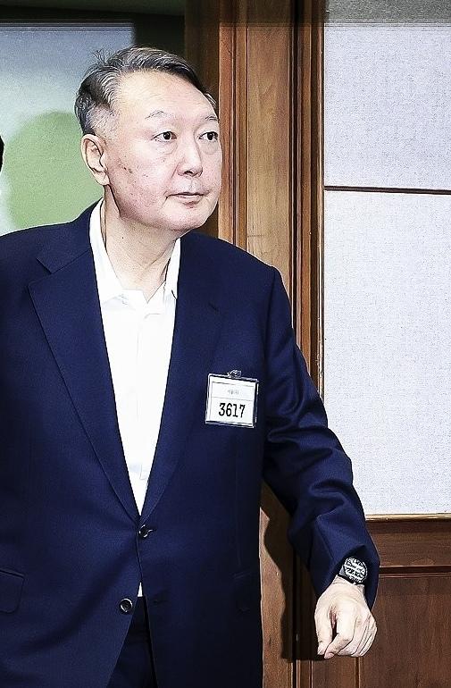 千呼万唤始出来——韩国前总统尹锡悦首度接受庭审！据韩媒报道，韩国前总统尹锡悦