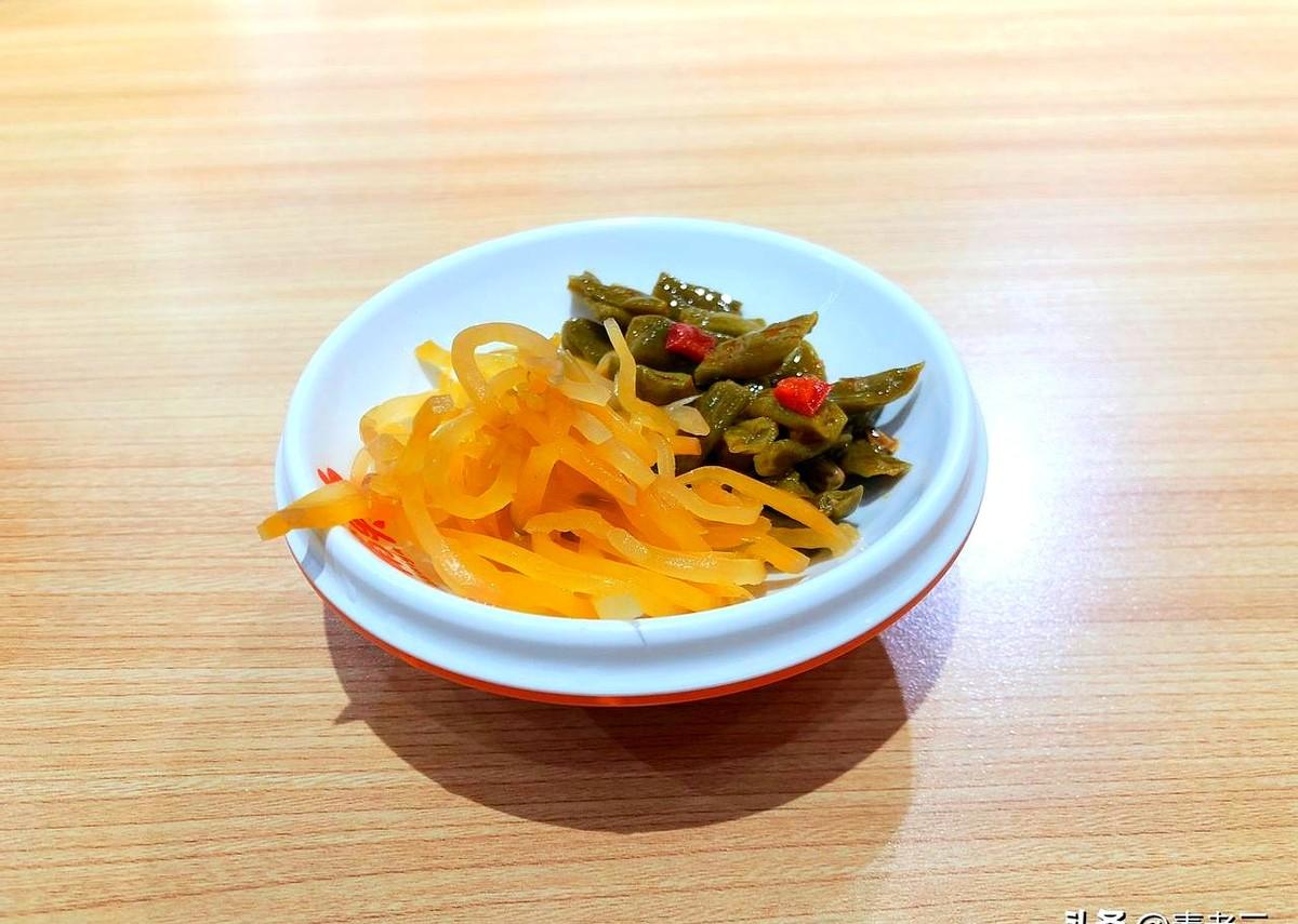 我在一个小店里，消磨了一晚上的时间。我最后去了一家鸭嘴店。于是，我就决定在