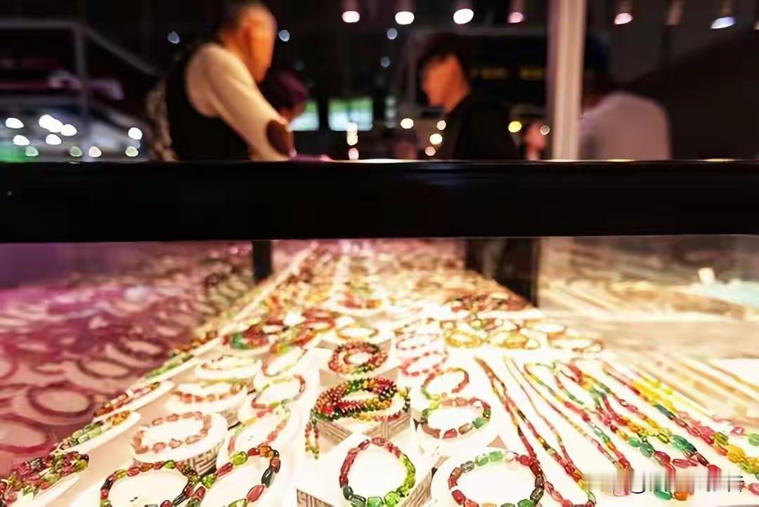 金店老板亲口跟我说：我现在收金条，手都是抖的。浙江湖州一家金店，收了条旧金项