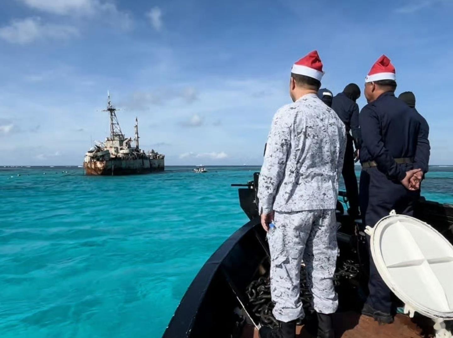 圣诞节期间，菲律宾给仁爱礁坐滩废舰送温暖。
